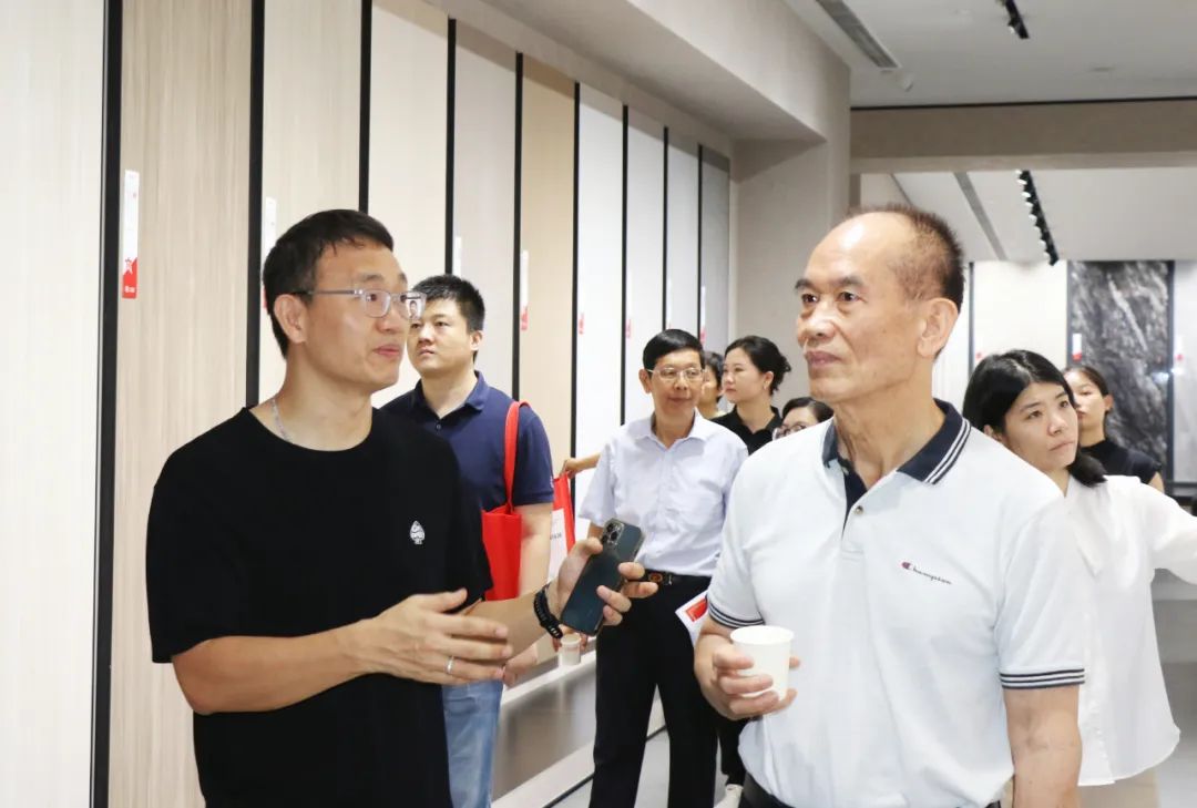 2024新锐榜专家评审团莅临大将军瓷砖总部考察,点赞品牌实力!(图2) 2024新锐榜专家评审团莅临大将军瓷砖总部考察,点赞品牌实力!(图2)