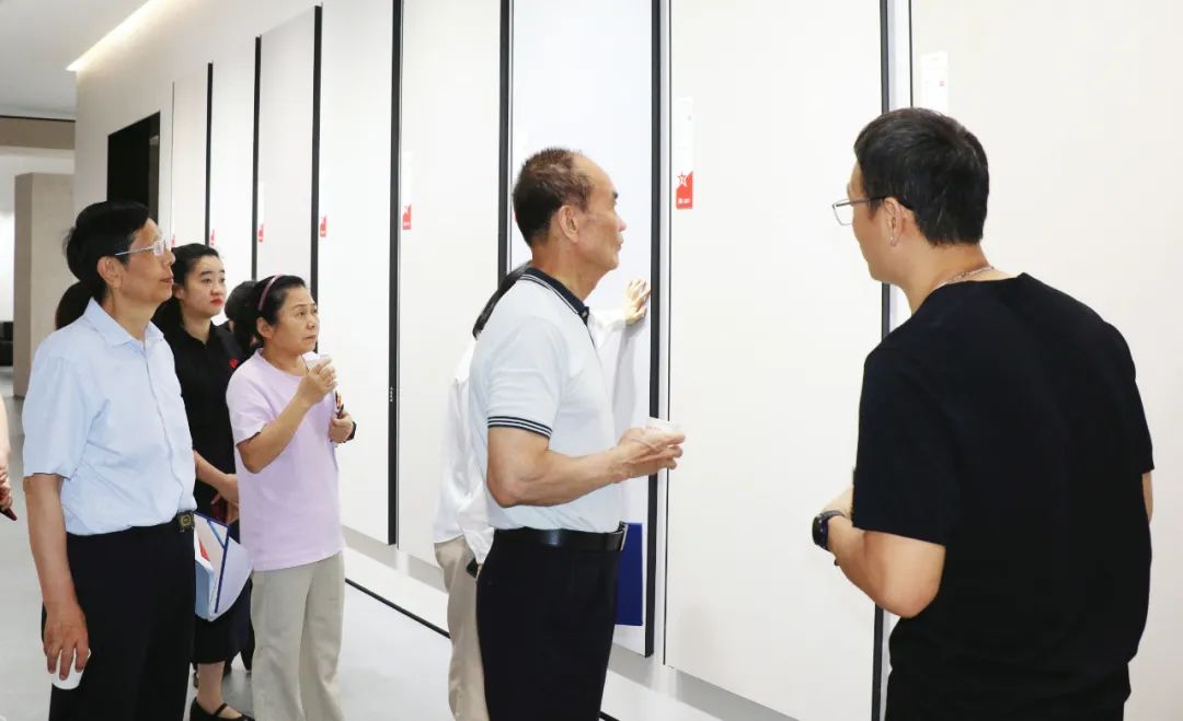 2024新锐榜专家评审团莅临大将军瓷砖总部考察,点赞品牌实力!(图3) 2024新锐榜专家评审团莅临大将军瓷砖总部考察,点赞品牌实力!(图3)