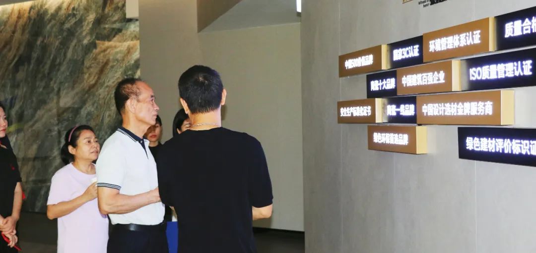 2024新锐榜专家评审团莅临大将军瓷砖总部考察,点赞品牌实力!(图5) 2024新锐榜专家评审团莅临大将军瓷砖总部考察,点赞品牌实力!(图5)