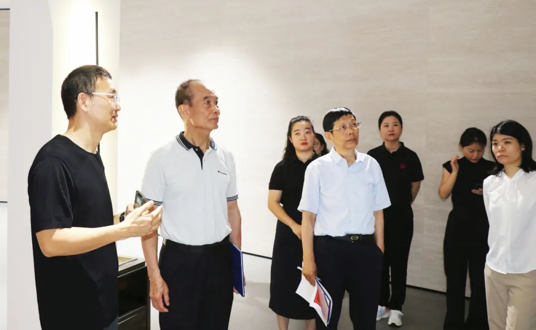 2024新锐榜专家评审团莅临大将军瓷砖总部考察,点赞品牌实力!(图4) 2024新锐榜专家评审团莅临大将军瓷砖总部考察,点赞品牌实力!(图4)