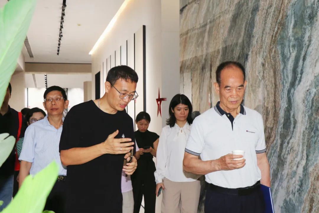 2024新锐榜专家评审团莅临大将军瓷砖总部考察,点赞品牌实力!(图6) 2024新锐榜专家评审团莅临大将军瓷砖总部考察,点赞品牌实力!(图6)