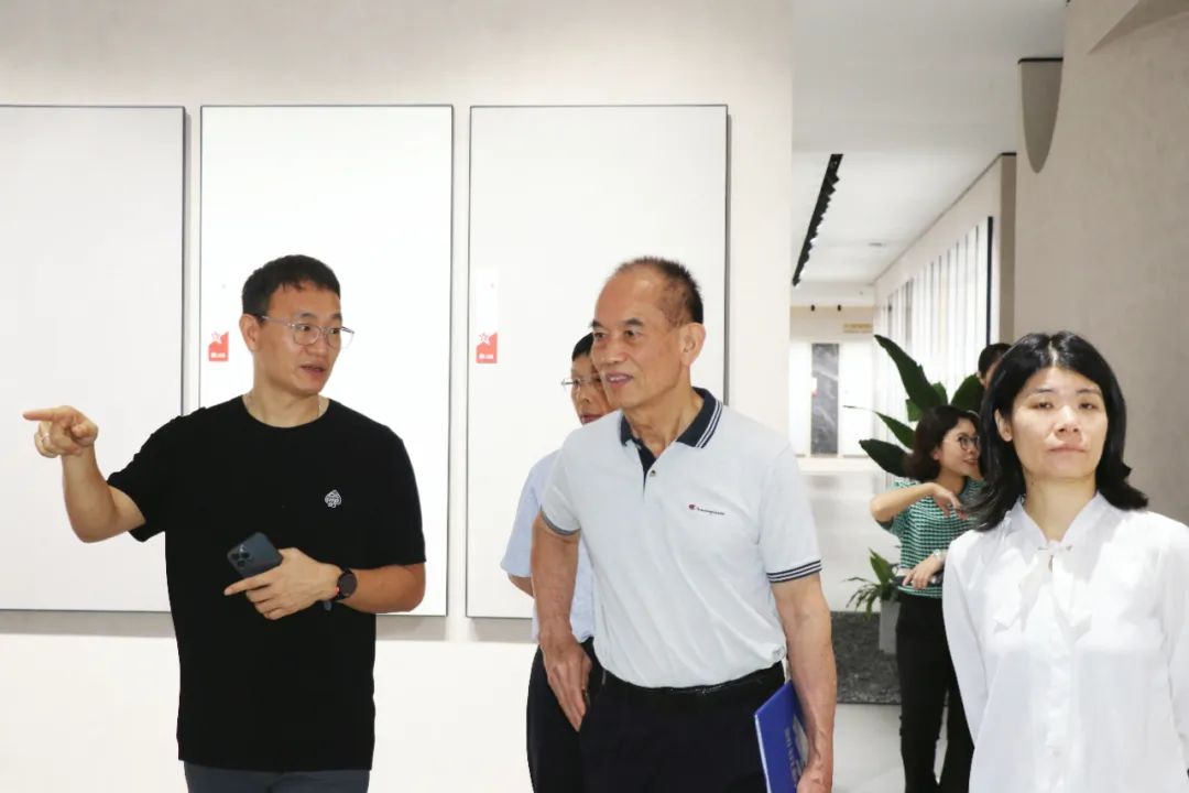 2024新锐榜专家评审团莅临大将军瓷砖总部考察,点赞品牌实力!(图7) 2024新锐榜专家评审团莅临大将军瓷砖总部考察,点赞品牌实力!(图7)